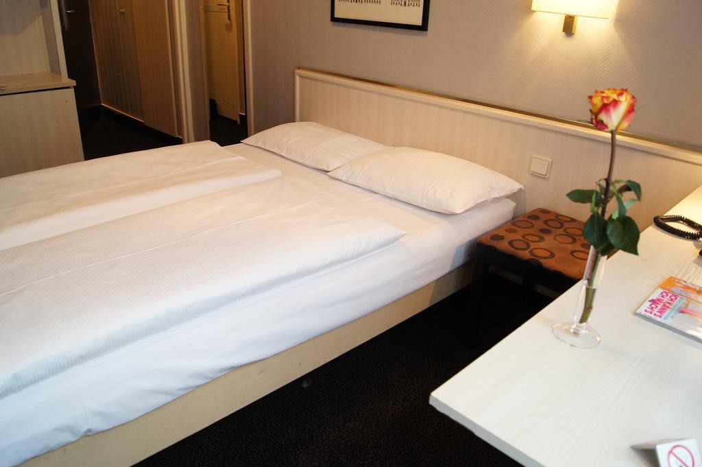 Berlin Plaza Hotel Am Kurfuerstendamm Rum bild